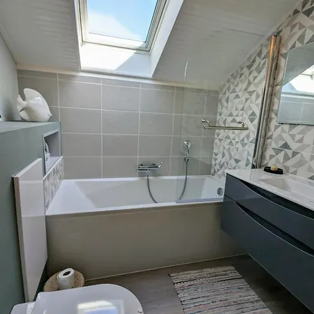 Maison Spacieuse Avec Jardin Proche & Centre بيت للعطل بورنيك