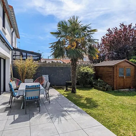 Maison Spacieuse Avec Jardin Proche & Centre بيت للعطل *